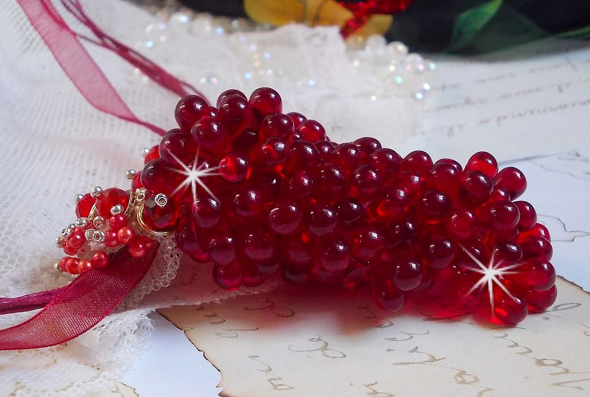 Pendant necklace Tendre Rouge with red glass drops, round faceted beads and pearly beads