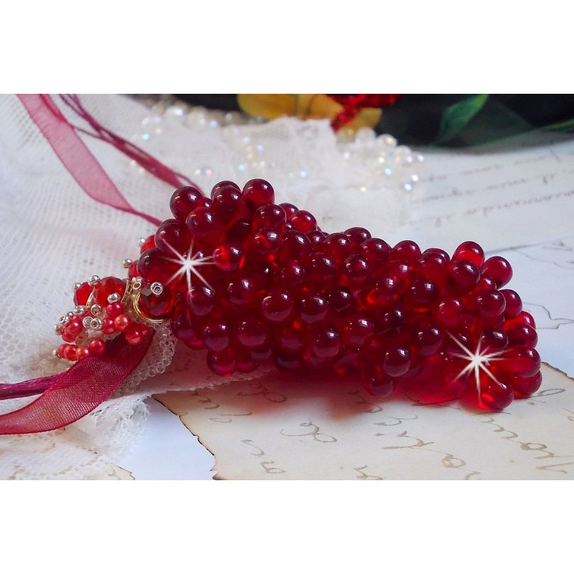 Pendant necklace Tendre Rouge with red glass drops, round faceted beads and pearly beads