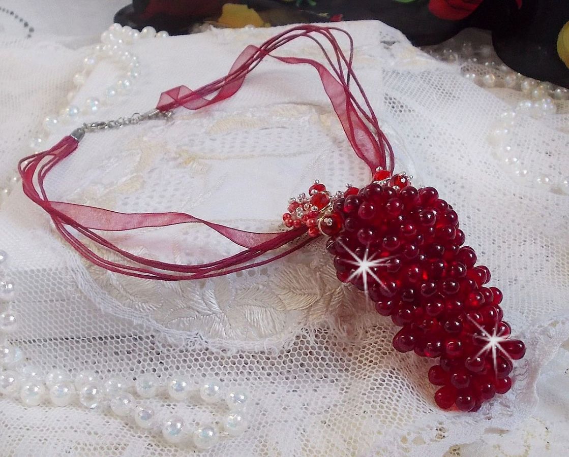 Pendant necklace Tendre Rouge with red glass drops, round faceted beads and pearly beads