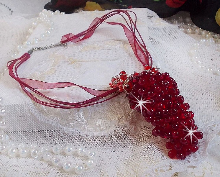 Pendant necklace Tendre Rouge with red glass drops, round faceted beads and pearly beads