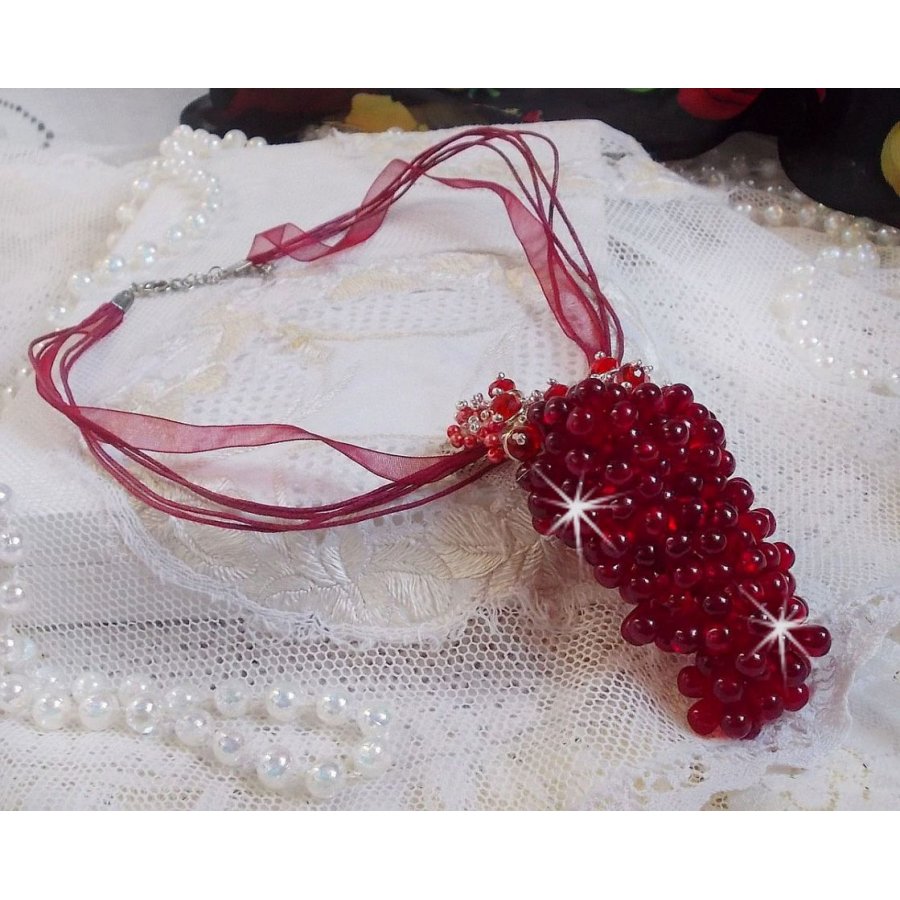 Pendant necklace Tendre Rouge with red glass drops, round faceted beads and pearly beads