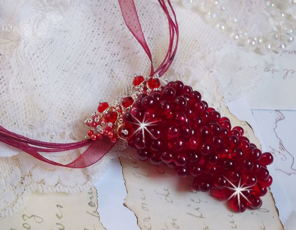 Pendant necklace Tendre Rouge with red glass drops, round faceted beads and pearly beads