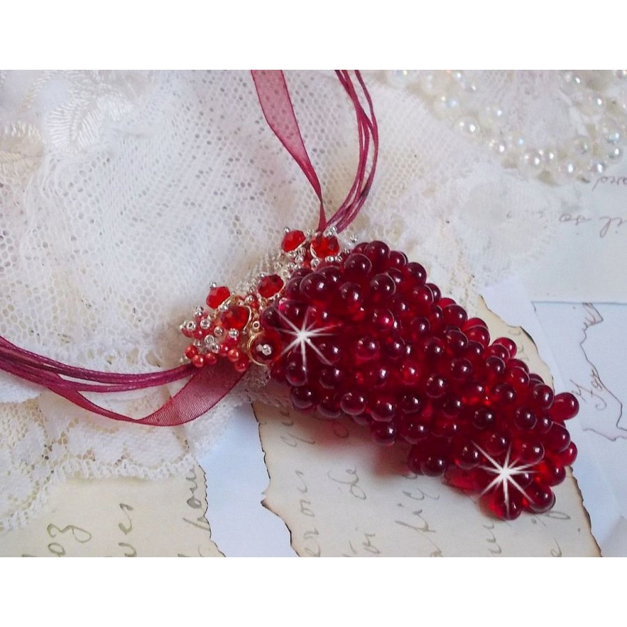 Pendant necklace Tendre Rouge with red glass drops, round faceted beads and pearly beads