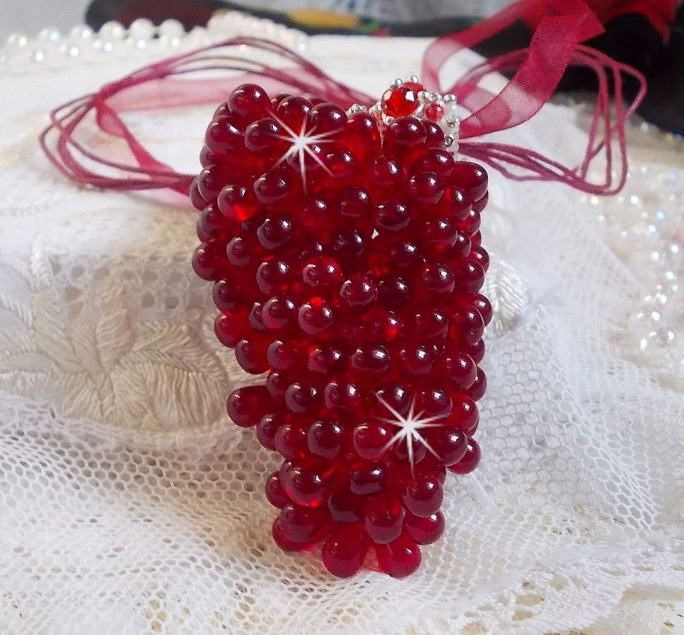 Pendant necklace Tendre Rouge with red glass drops, round faceted beads and pearly beads