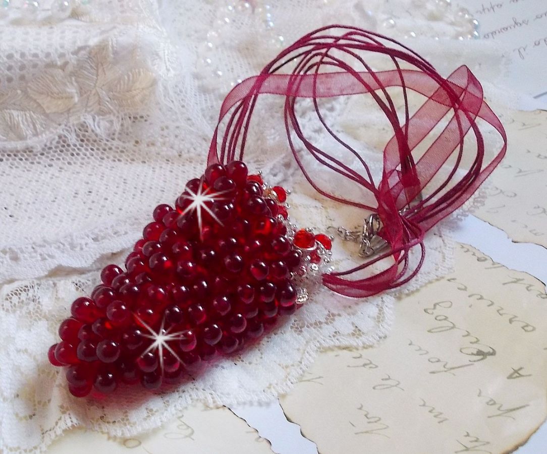 Pendant necklace Tendre Rouge with red glass drops, round faceted beads and pearly beads