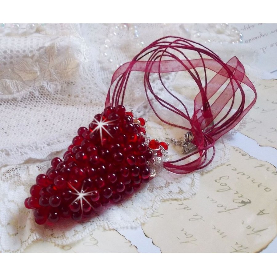 Pendant necklace Tendre Rouge with red glass drops, round faceted beads and pearly beads