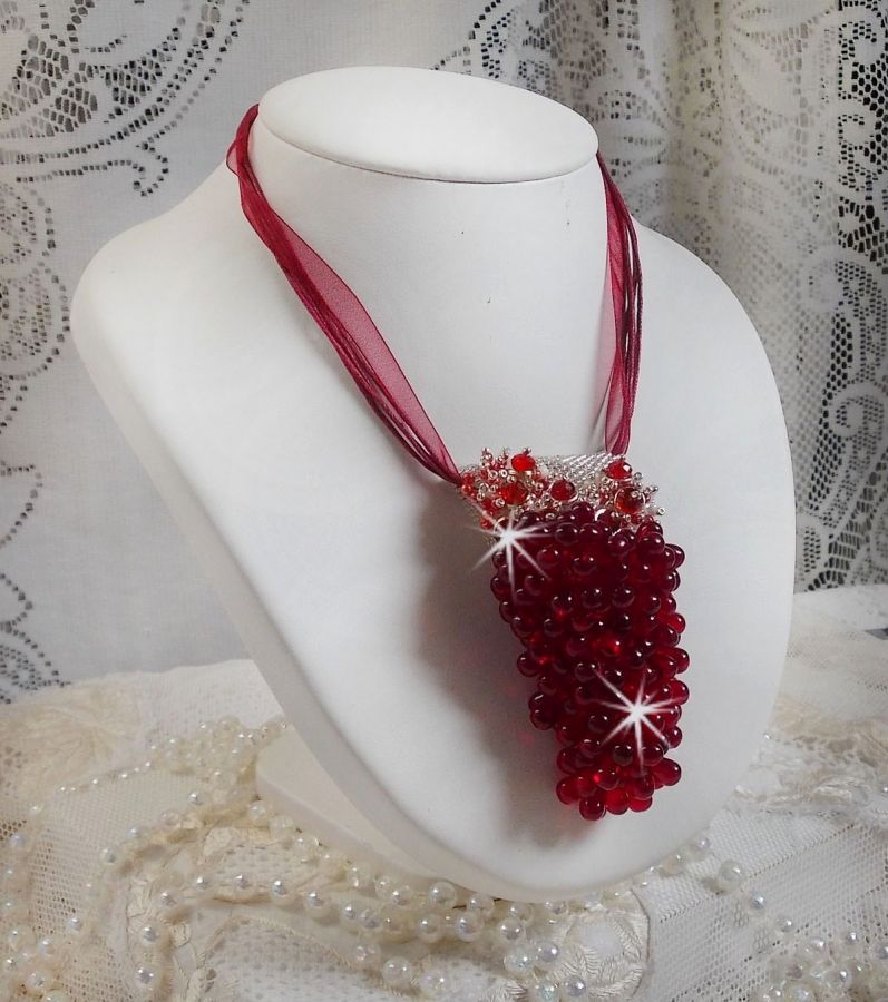 Pendant necklace Tendre Rouge with red glass drops, round faceted beads and pearly beads