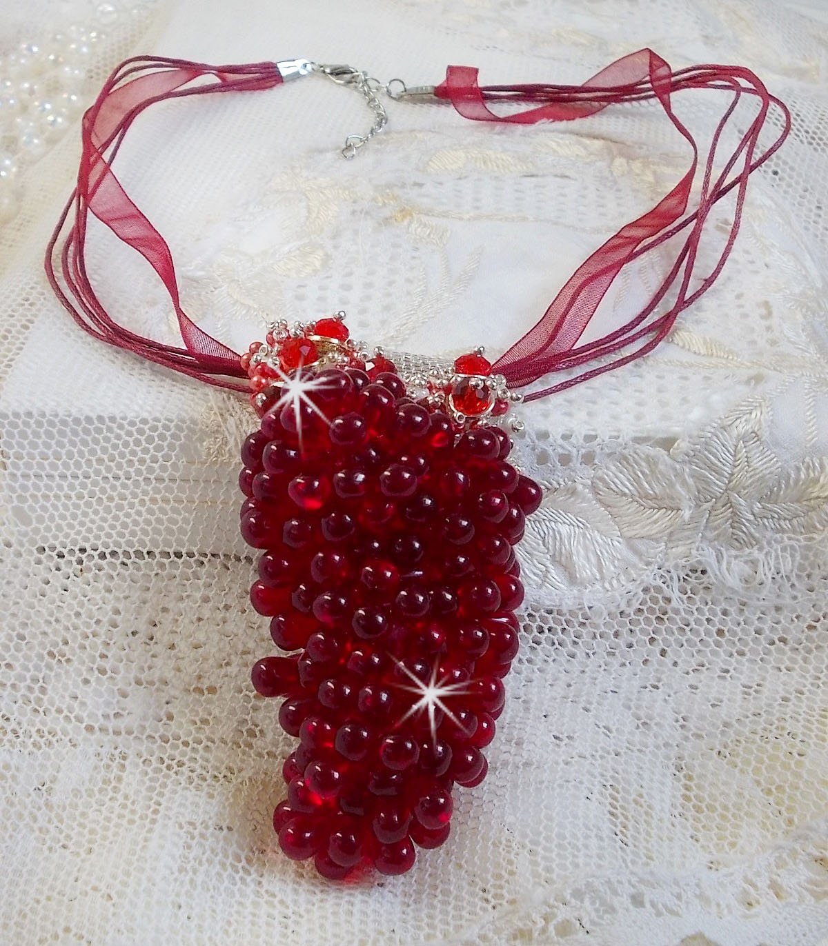 Pendant necklace Tendre Rouge with red glass drops, round faceted beads and pearly beads