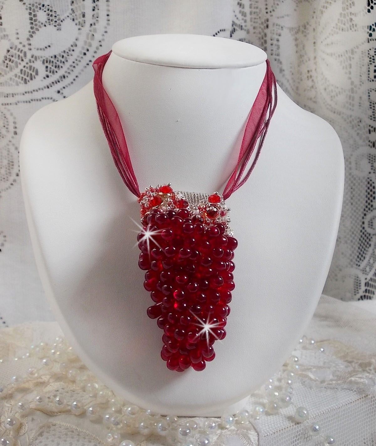 Pendant necklace Tendre Rouge with red glass drops, round faceted beads and pearly beads