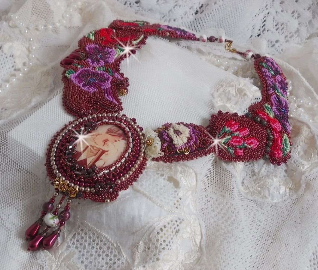 Art'D Haute-Couture necklace embroidered with different colored seed beads and Swarovski crystal pearls