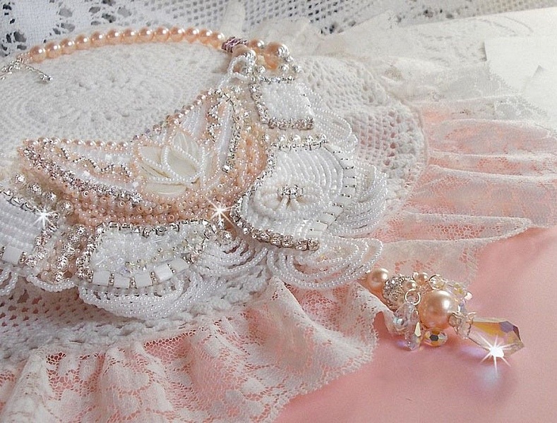Bouquet d'un Jour necklace embroidered with mother-of-pearl flowers, crystals, round filigree beads, 925/1000 silver and quality seed beads 