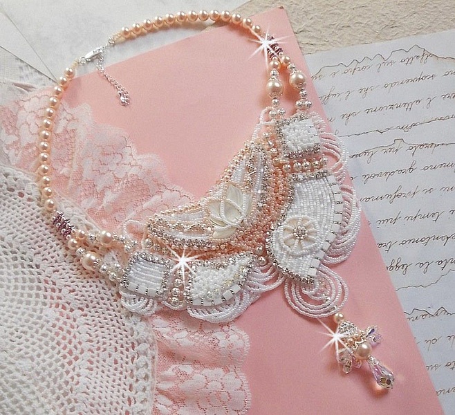 Bouquet d'un Jour necklace embroidered with mother-of-pearl flowers, crystals, round filigree beads, 925/1000 silver and quality seed beads 