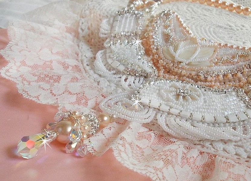 Bouquet d'un Jour necklace embroidered with mother-of-pearl flowers, crystals, round filigree beads, 925/1000 silver and quality seed beads 