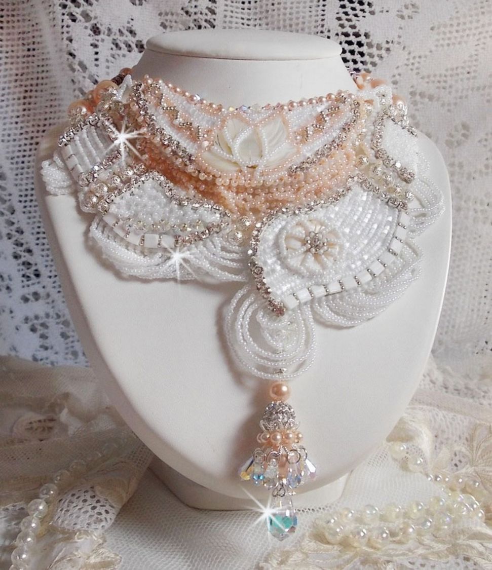 Bouquet d'un Jour necklace embroidered with mother-of-pearl flowers, crystals, round filigree beads, 925/1000 silver and quality seed beads 