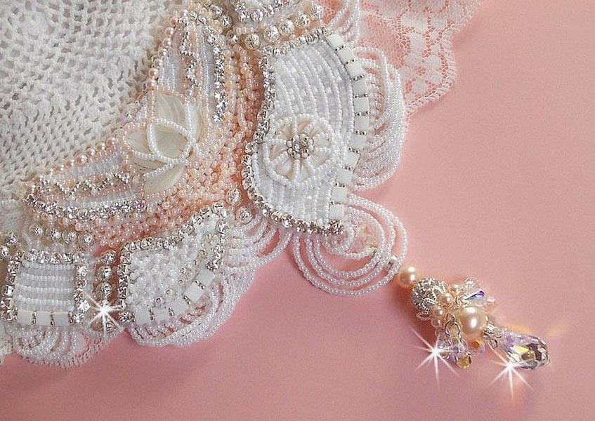 Bouquet d'un Jour necklace embroidered with mother-of-pearl flowers, crystals, round filigree beads, 925/1000 silver and quality seed beads 