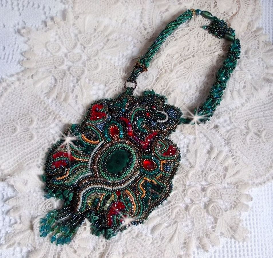 Dragon necklace embroidered with a cabochon and chips in Natural Malachite, a beautiful gradation of an emerald green with these rocks colors