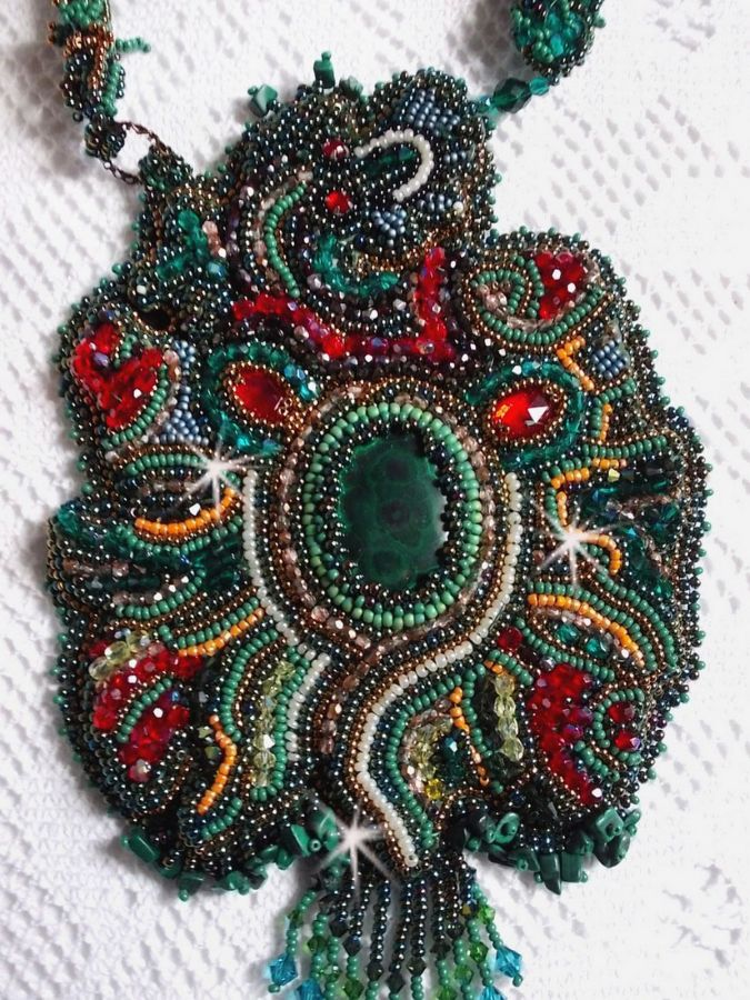 Dragon necklace embroidered with a cabochon and chips in Natural Malachite, a beautiful gradation of an emerald green with these rocks colors