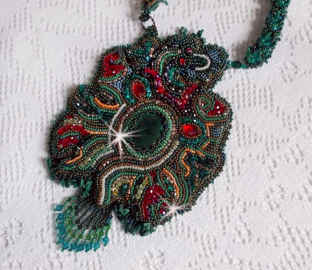 Dragon necklace embroidered with a cabochon and chips in Natural Malachite, a beautiful gradation of an emerald green with these rocks colors