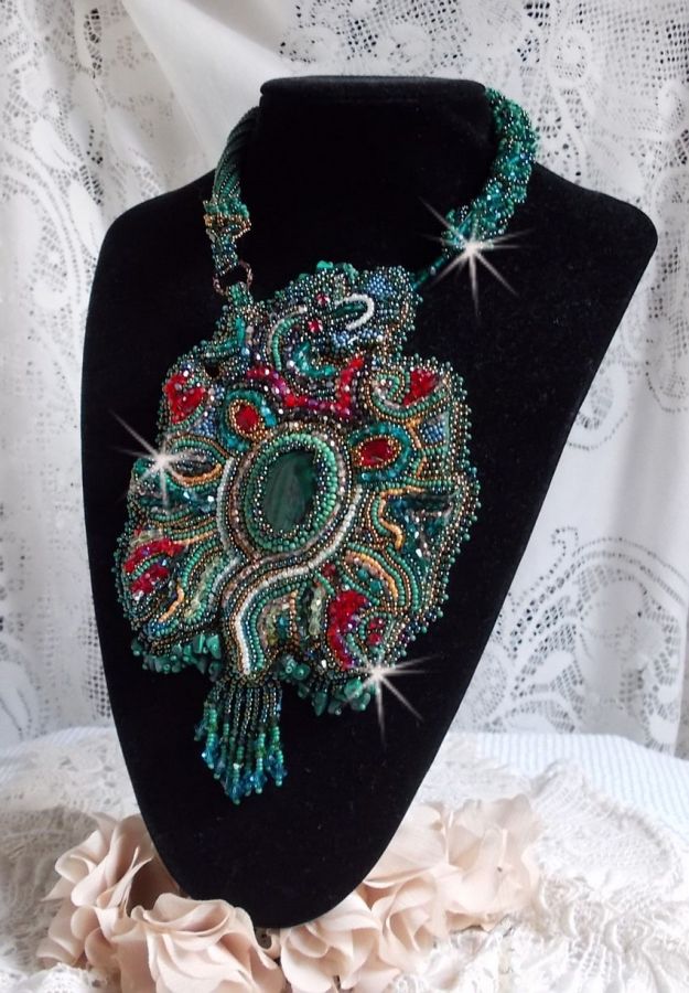 Dragon necklace embroidered with a cabochon and chips in Natural Malachite, a beautiful gradation of an emerald green with these rocks colors