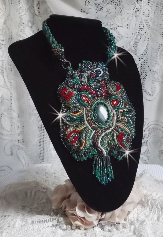 Dragon necklace embroidered with a cabochon and chips in Natural Malachite, a beautiful gradation of an emerald green with these rocks colors