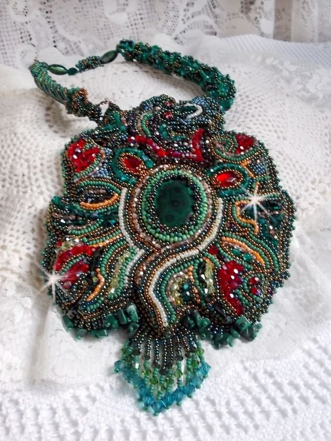 Dragon necklace embroidered with a cabochon and chips in Natural Malachite, a beautiful gradation of an emerald green with these rocks colors