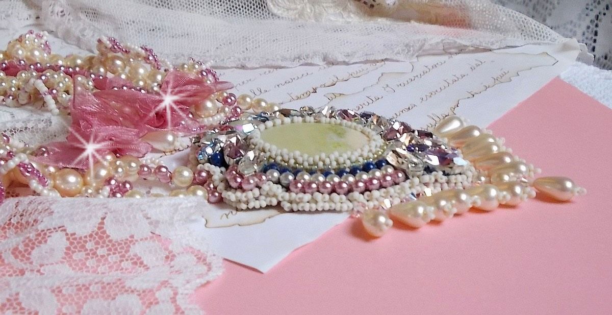 Necklace Détente embroidered with pearly pearls in harmony with other pearls of quality