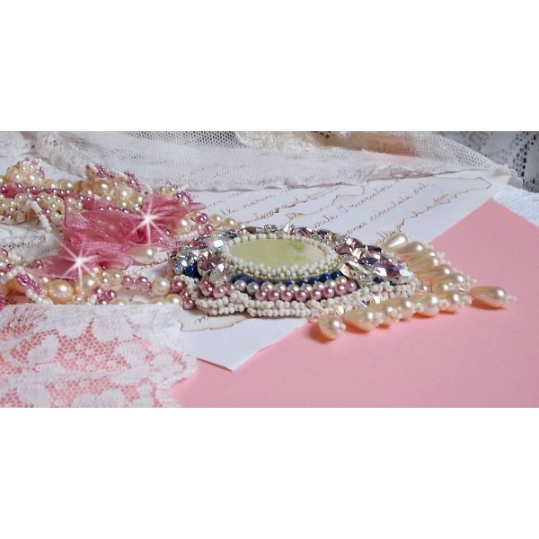 Necklace Détente embroidered with pearly pearls in harmony with other pearls of quality