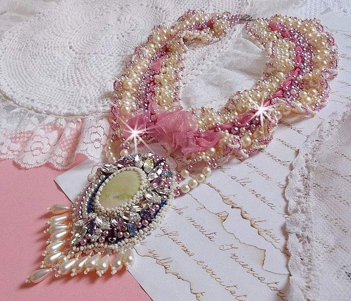 Necklace D&eacute;tente embroidered with pearly pearls in harmony with other pearls of quality