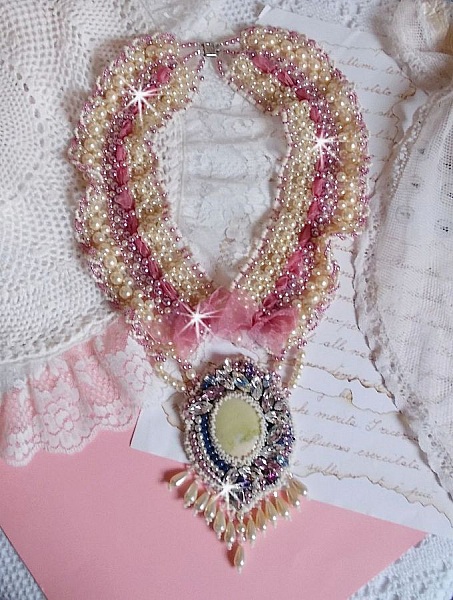 Necklace D&eacute;tente embroidered with pearly pearls in harmony with other pearls of quality