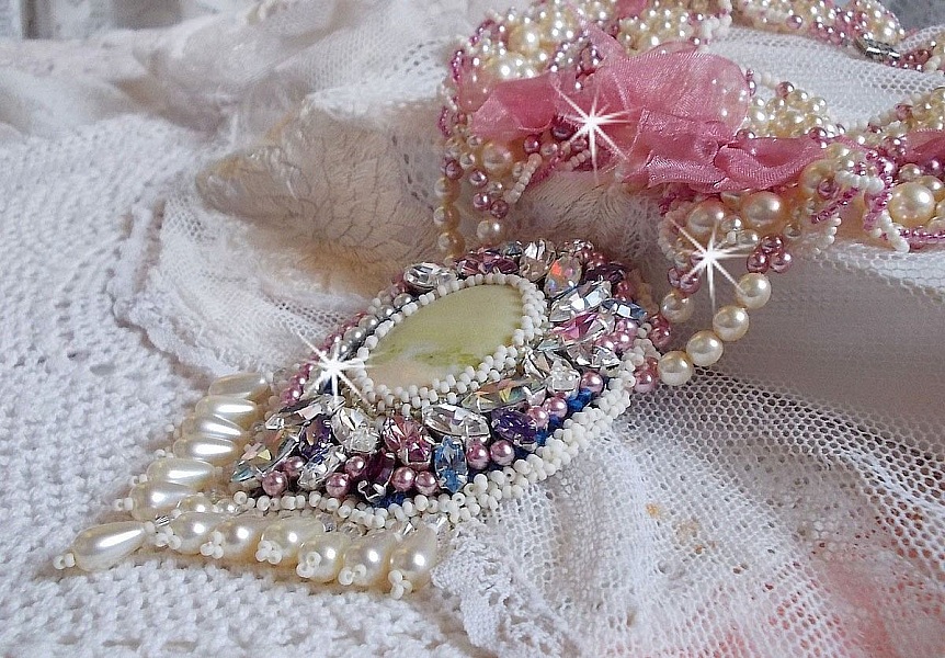 Necklace D&eacute;tente embroidered with pearly pearls in harmony with other pearls of quality