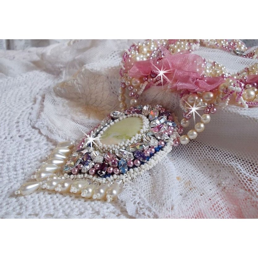 Necklace Détente embroidered with pearly pearls in harmony with other pearls of quality