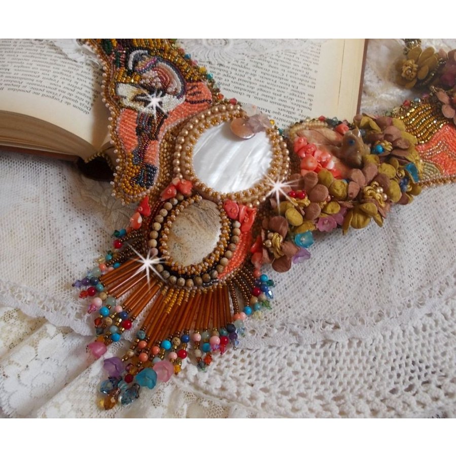 Necklace Exotic flight embroidered with lace, gem pearls, various pearls of very beautiful quality as Haute-Couture