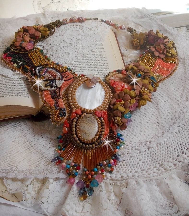 Necklace Exotic flight embroidered with lace, gem pearls, various pearls of very beautiful quality as Haute-Couture