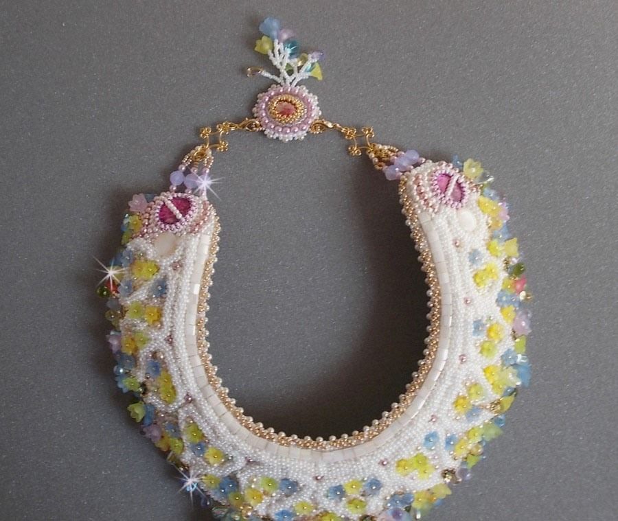 Envolée Fleurie necklace, lucite flowers, pearls and seed beads embroidered in Haute-Couture style