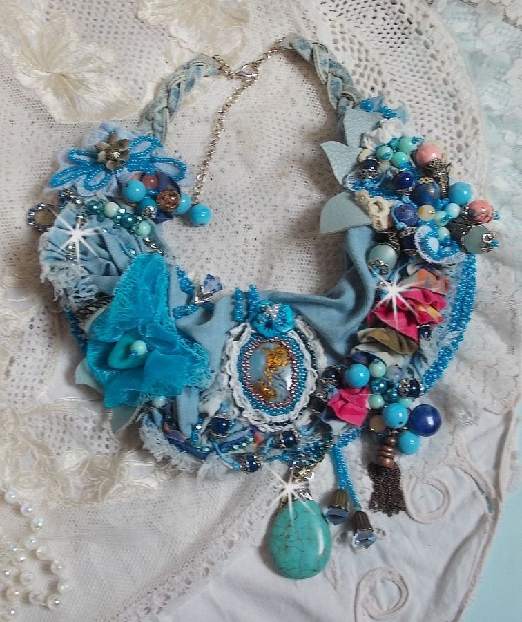 Wild West necklace, a trend from the American West with semi-precious beads and various beads.