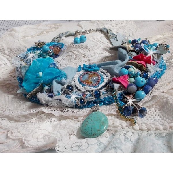 Wild West necklace, a trend from the American West with semi-precious beads and various beads.