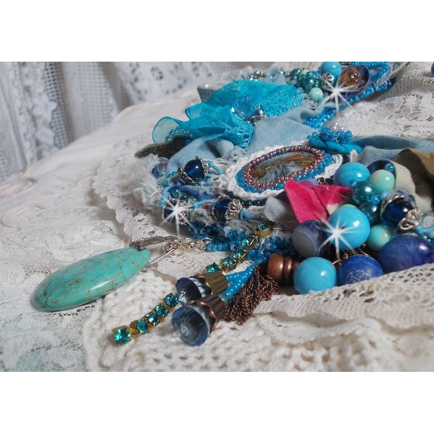 Wild West necklace, a trend from the American West with semi-precious beads and various beads.