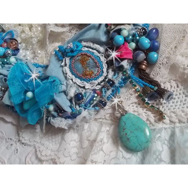 Wild West necklace, a trend from the American West with semi-precious beads and various beads.