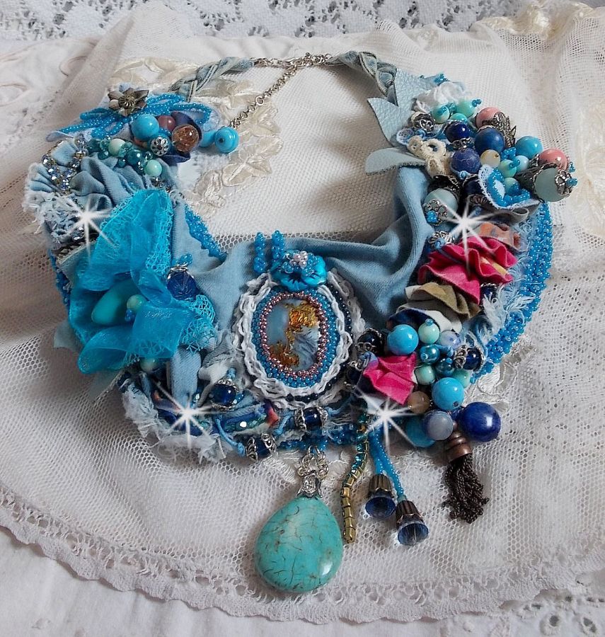 Wild West necklace, a trend from the American West with semi-precious beads and various beads.
