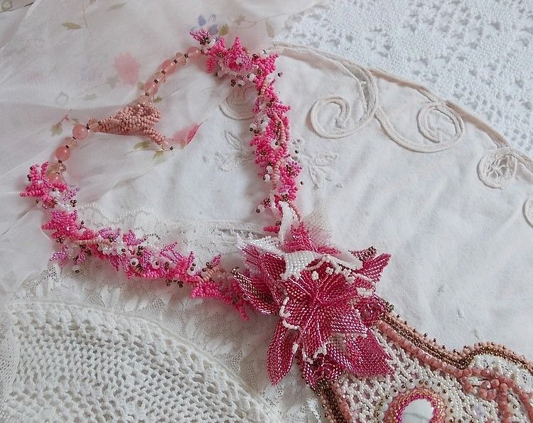 Necklace plastron Lys Rose embroidered with a gemstone white Howlite, seed beads, lace and various beads Haute-Couture style