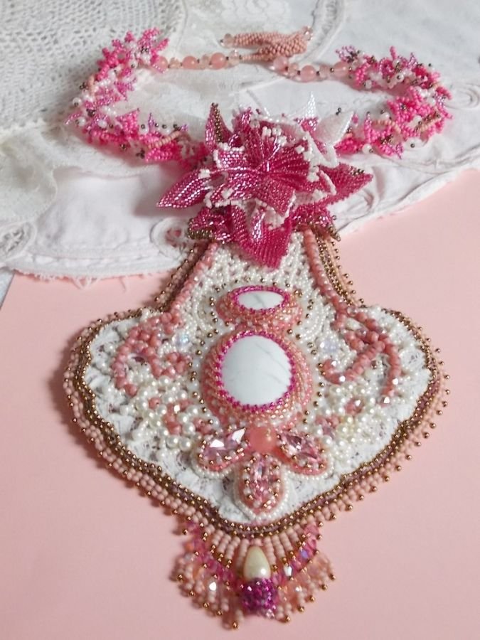 Necklace plastron Lys Rose embroidered with a gemstone white Howlite, seed beads, lace and various beads Haute-Couture style