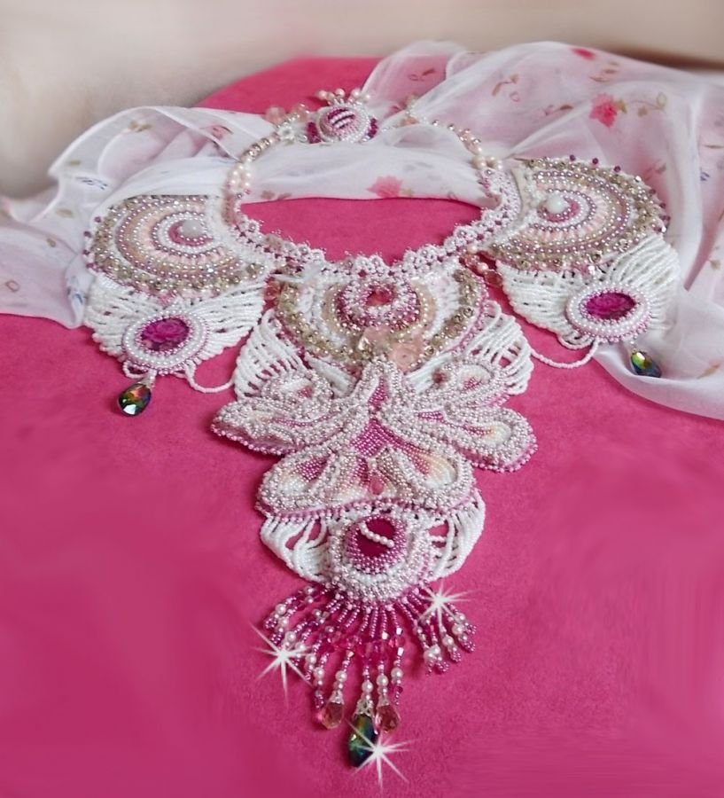 Collier plastron Madame de Pompadour, le plaisir des yeux brodé avec des perles de qualité façon Haute-Couture