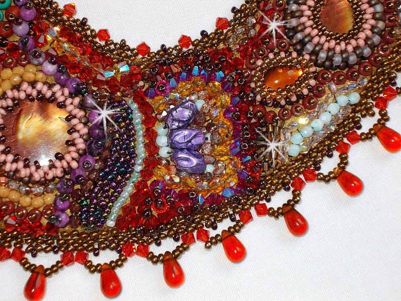 Collier Plastron Topaz Haute-Couture avec des pierres semi-pr&eacute;cieuses et diff&eacute;rentes perles