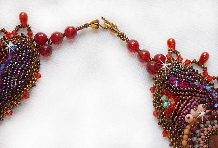 Collier Plastron Topaz Haute-Couture avec des pierres semi-pr&eacute;cieuses et diff&eacute;rentes perles