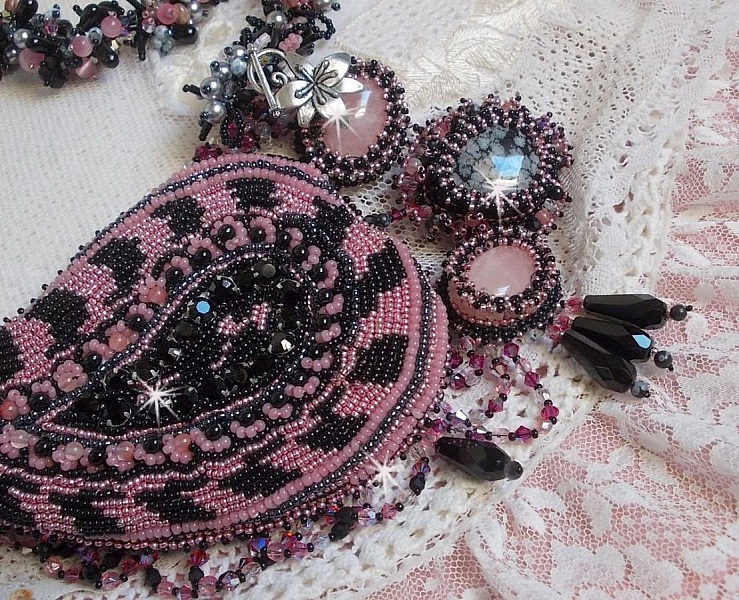 Necklace plastrron City of a Black and Pink Evening, a reflection of light embroidered with Quartz and Swarovski Crystals