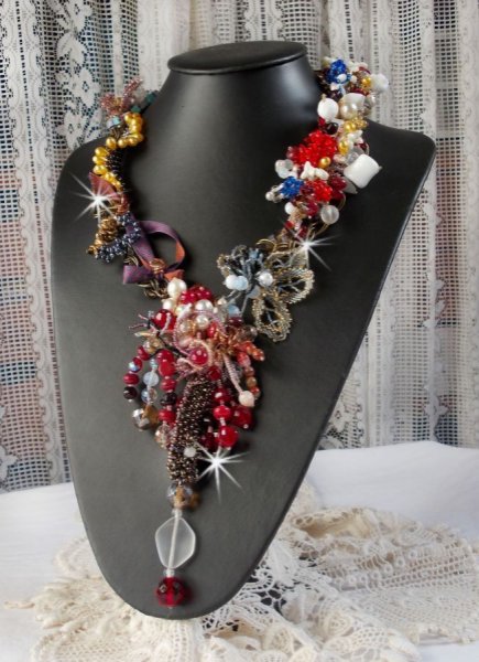 Collier Printemps Color&eacute; avec des cristaux de Swarovski, et des perles diverses