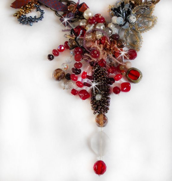 Collier Printemps Color&eacute; avec des cristaux de Swarovski, et des perles diverses