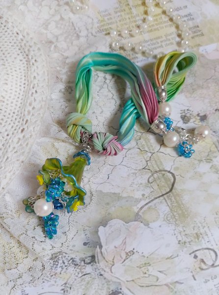 Collier Regard Scintillant cr&eacute;&eacute; avec fleurs acryliques, ruban de soie, cha&icirc;ne en argent et perles Cristal Swarovski