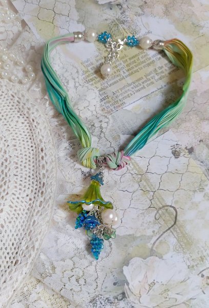 Collier Regard Scintillant cr&eacute;&eacute; avec fleurs acryliques, ruban de soie, cha&icirc;ne en argent et perles Cristal Swarovski