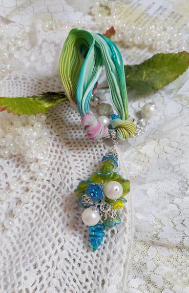 Collier Regard Scintillant cr&eacute;&eacute; avec fleurs acryliques, ruban de soie, cha&icirc;ne en argent et perles Cristal Swarovski